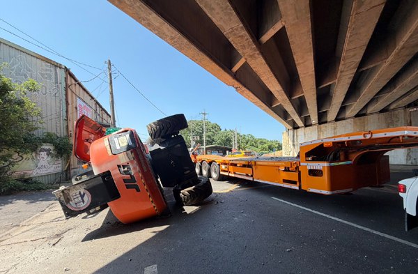 桃園市中壢區新生路涵洞被撞　聯結車上高空作業車翻路旁