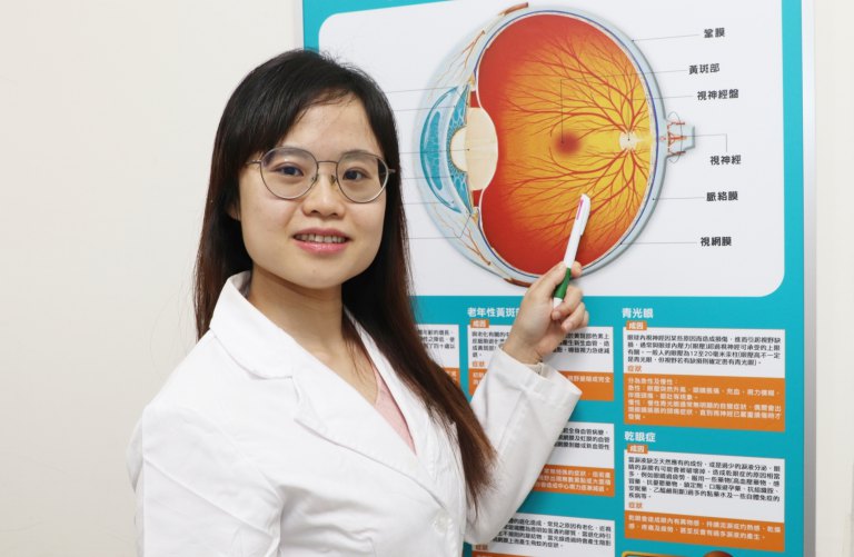 教師罹眼黃斑部病變懼上講台　仁愛長庚醫術後改善視力重拾教學信心