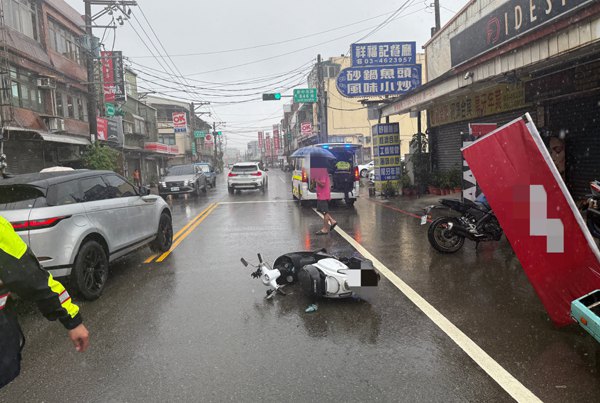 中壢區新中北路停了拖車　女騎士撞了飛彈在路邊