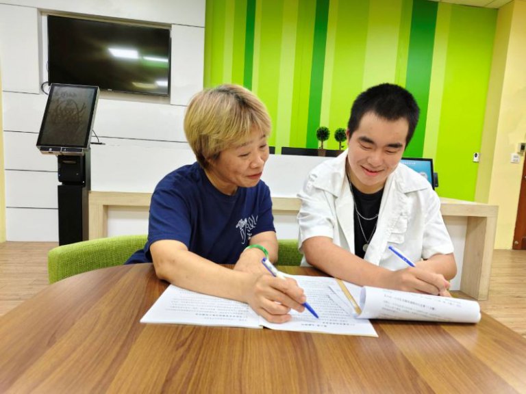 媽媽伴讀特殊兒順利畢業　相約再攻讀元培醫務管理碩士班