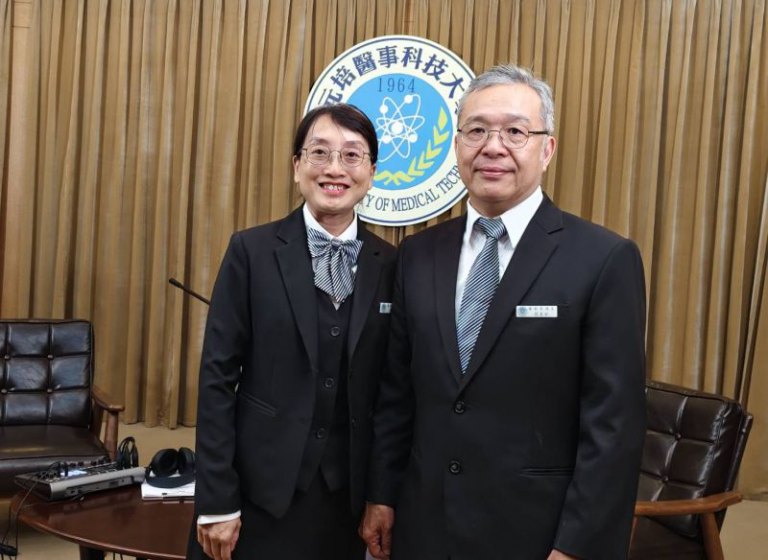 從香港到元培　僑生夫妻檔退休後跨海求學圓夢 畢業領雙獎