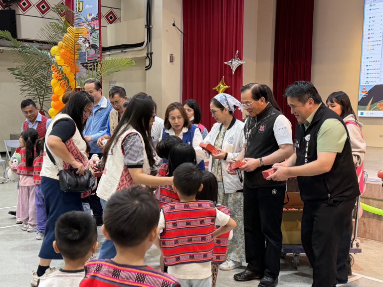 桃園社會局攜手手信坊關懷偏鄉兒少　「甜甜送暖・愛在復興」