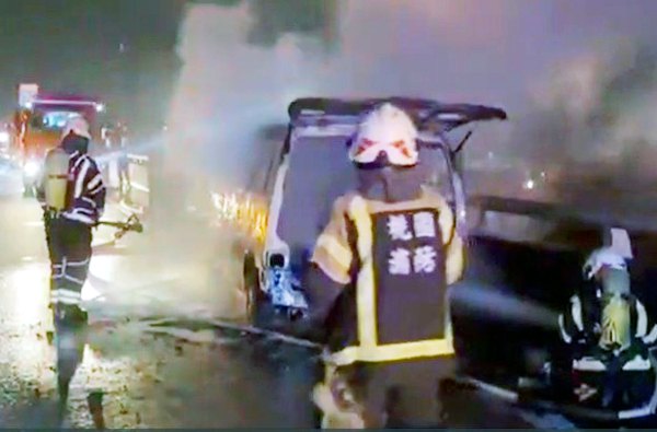 平鎮區六六快速道火燒車　警消即時趕到撲滅火勢