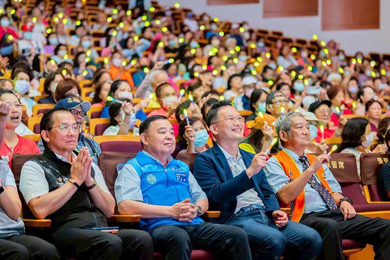 讓奉獻成為一種榮耀公益演唱會登場 蘇俊賓感謝十萬志工撐起桃園溫暖力量 讓奉獻成為一種榮耀公益演唱會登場 蘇俊賓感謝十萬志工撐起桃園溫暖力量