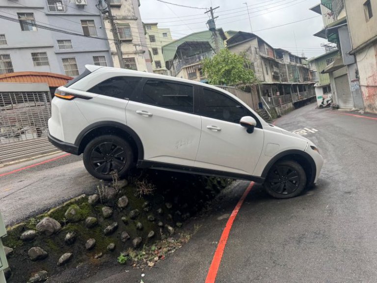 不熟悉路況 不慎將車開上了水溝 不熟悉路況 不慎將車開上了水溝