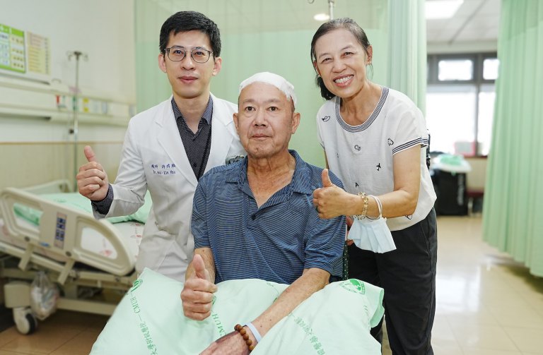 半夜跌倒竟揪出腦瘤緊鄰運動區　中醫大附醫清醒開顱手術助患者重拾行走能力