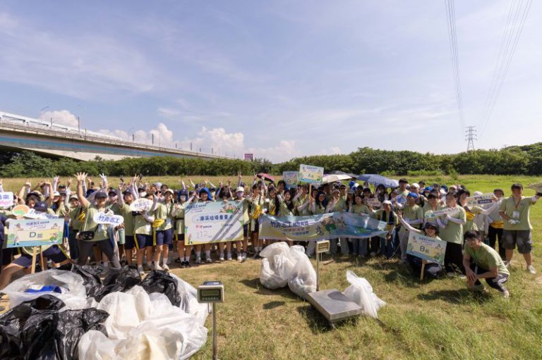 竹縣府揪團出任務! 160名青年志工不畏酷暑淨溪 熱血守護頭前溪生態 竹縣府揪團出任務! 160名青年志工不畏酷暑淨溪 熱血守護頭前溪生態