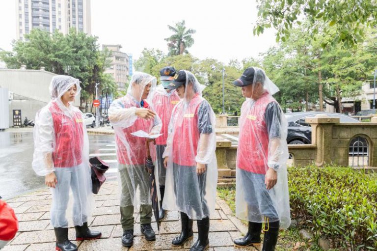 鋒面豪雨來襲！竹市累積雨量達143毫米　高虹安市長今早率團隊勘災 宣布中午12時停班停課