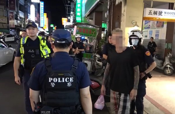中壢內壢忠孝路一商家被討謮 警方速將討債男子逮捕 中壢內壢忠孝路一商家被討謮 警方速將討債男子逮捕