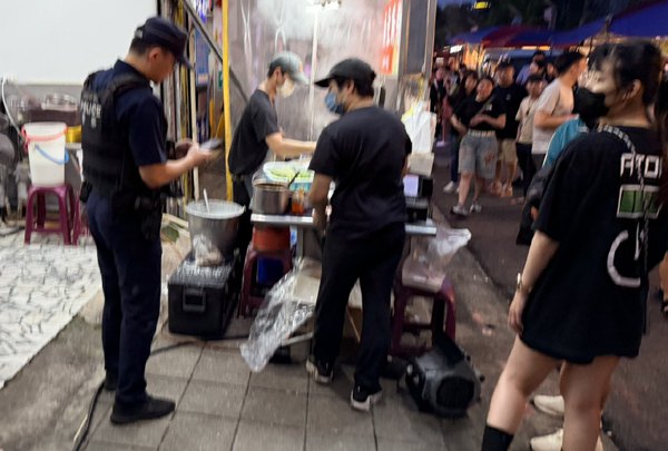 中壢觀光夜市消防道被占 中壢警方強力前往取締 中壢觀光夜市消防道被占 中壢警方強力前往取締