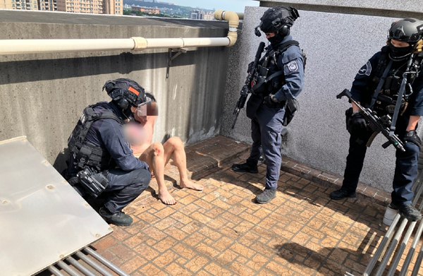 中壢平鎮分局破獲毒品分裝廠 嫌犯逃跑時忘了穿衣被逮 中壢平鎮分局破獲毒品分裝廠 嫌犯逃跑時忘了穿衣被逮