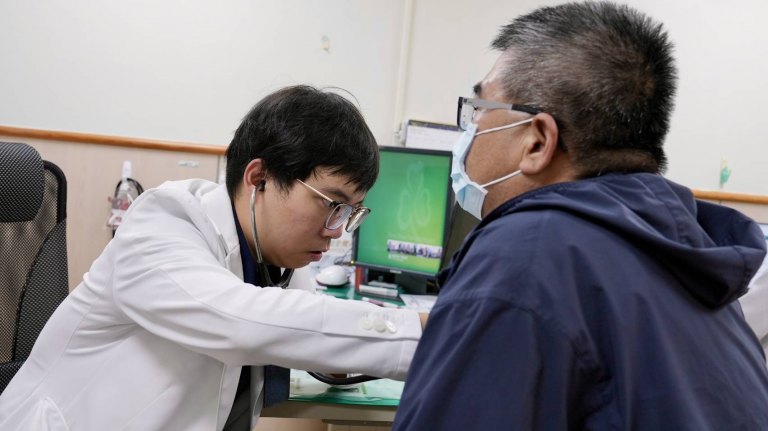阿公到陽台抽菸仍害孫反覆咳嗽　秀傳醫：三手菸看不見更傷肺