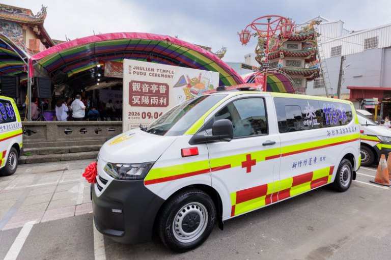 竹蓮寺捐贈全新救護車 高虹安市長感謝善舉挹注消防量能 竹蓮寺捐贈全新救護車 高虹安市長感謝善舉挹注消防量能