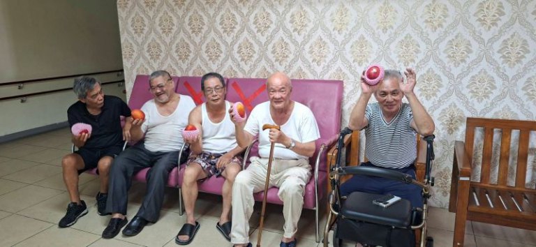 嚴德發主委攜手企業香芒傳愛　新竹榮家長輩享受幸福滋味