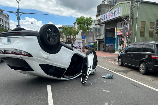 中壢區龍崗路三段翻車 自小客撞停路邊另部車 中壢區龍崗路三段翻車 自小客撞停路邊另部車