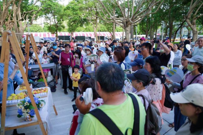 城市應援原鄉 「水蜜桃」走讀爆滿響應 鄭朝方揪市民送暖尖石五峰受災果農 城市應援原鄉 「水蜜桃」走讀爆滿響應 鄭朝方揪市民送暖尖石五峰受災果農