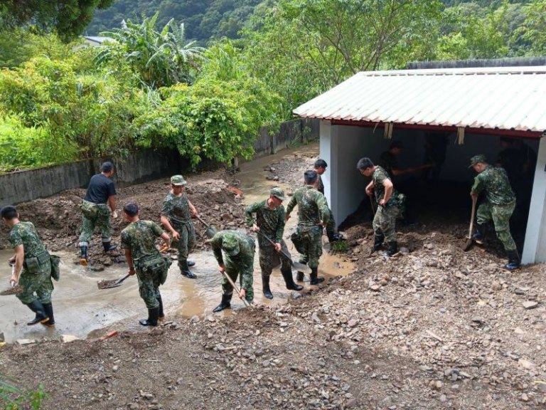 風雨中的安定力量! 楊文科頒感謝狀致敬國軍 風雨中的安定力量! 楊文科頒感謝狀致敬國軍