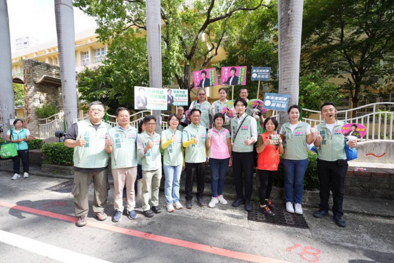 縣市長、六議員、九市代大團結總動員 陳素月直搗彰化市最大菜市場掃街 縣市長、六議員、九市代大團結總動員 陳素月直搗彰化市最大菜市場掃街