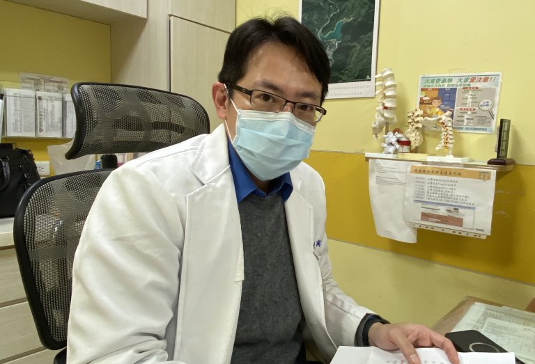 76歲翁駝背到寸步難行！　靠微創OLIF手術重建脊椎平衡重拾挺拔人生