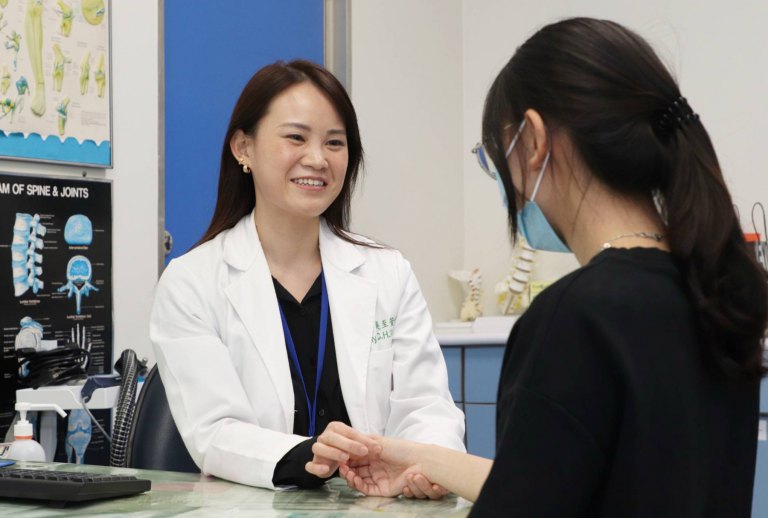 6旬婦拇指疼痛3年以為是老化？　仁愛長庚醫：是拇指腕掌關節炎！