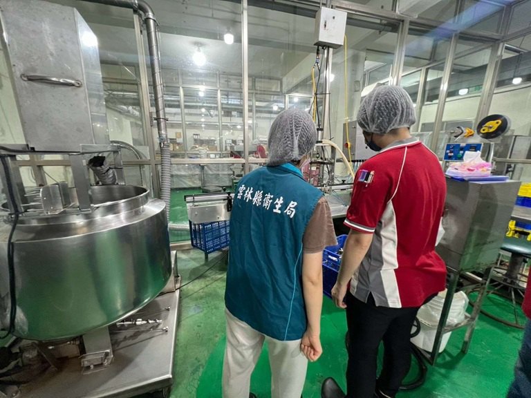 雲林縣衛生局迅速查察永豐餘苦茶油苯駢芘不符規定案 確認其原料來源並非雲林縣草嶺村 雲林縣衛生局迅速查察永豐餘苦茶油苯駢芘不符規定案 確認其原料來源並非雲林縣草嶺村