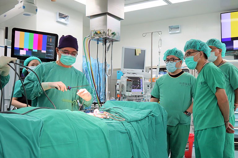 部桃醫院觀摩中心迎百醫　達文西手術經驗持續傳承