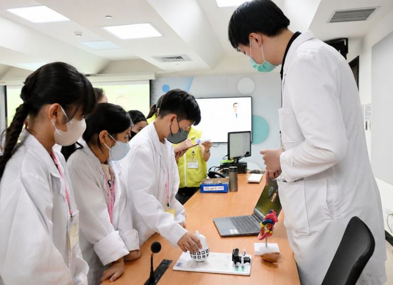 新竹臺大分院小小醫師體驗營 讓34位孩子體驗生命的律動 新竹臺大分院小小醫師體驗營 讓34位孩子體驗生命的律動