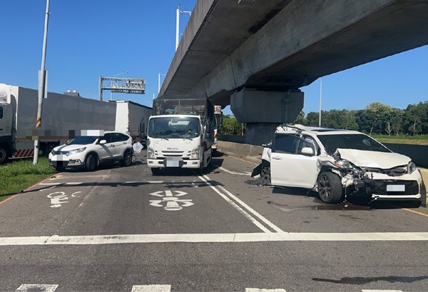 楊梅楊新路附近發生車禍　聯結車誤認燈號撞自小客