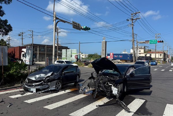 新屋永安工業區附近車禍 　　兩部自小客對撞車頭全毀