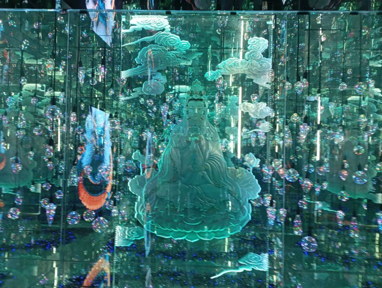 鹿港台灣玻璃館內4.0黃金隧道穿梭海底與宇宙　目不暇給讓你驚豔！