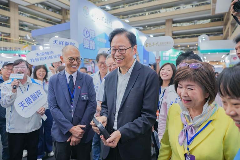 桃園打造健康慢老城市 張善政:讓長輩安心生活 桃園打造健康慢老城市 張善政:讓長輩安心生活