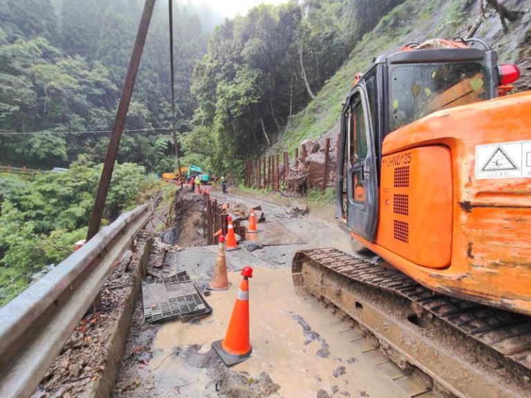 連日豪大雨造成五峰大鹿林道6.8k處道路坍方 連日豪大雨造成五峰大鹿林道6.8k處道路坍方