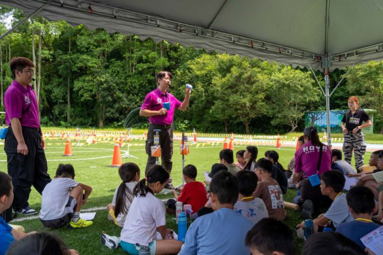 寶山鄉多元夏令營熱鬧開營 50位學童展開五天跨域探索之旅 寶山鄉公所今(10)日上午10時於寶山國小人工足球場舉辦「115年寶山鄉多元夏令營」開營儀式,50位學童在貴賓及家長共同見證下,正式展開為期五天的暑期探索旅程。營隊結合戶外探索、體育運動、客家文化及團隊挑戰,讓孩子走出教室,在實際體驗中發掘興趣、培養能力。 四年來,公所持續深耕兒童暑期活動,從樂樂棒球營、足球營到客語夏令營,逐步拓展營隊內 寶山鄉多元夏令營熱鬧開營 50位學童展開五天跨域探索之旅 寶山鄉公所今(10)日上午10時於寶山國小人工足球場舉辦「115年寶山鄉多元夏令營」開營儀式,50位學童在貴賓及家長共同見證下,正式展開為期五天的暑期探索旅程。營隊結合戶外探索、體育運動、客家文化及團隊挑戰,讓孩子走出教室,在實際體驗中發掘興趣、培養能力。 四年來,公所持續深耕兒童暑期活動,從樂樂棒球營、足球營到客語夏令營,逐步拓展營隊內