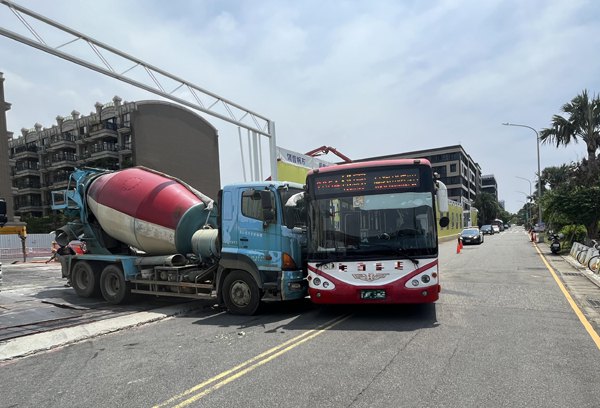 中壢領航北路車禍　水泥預拌撞大客車　