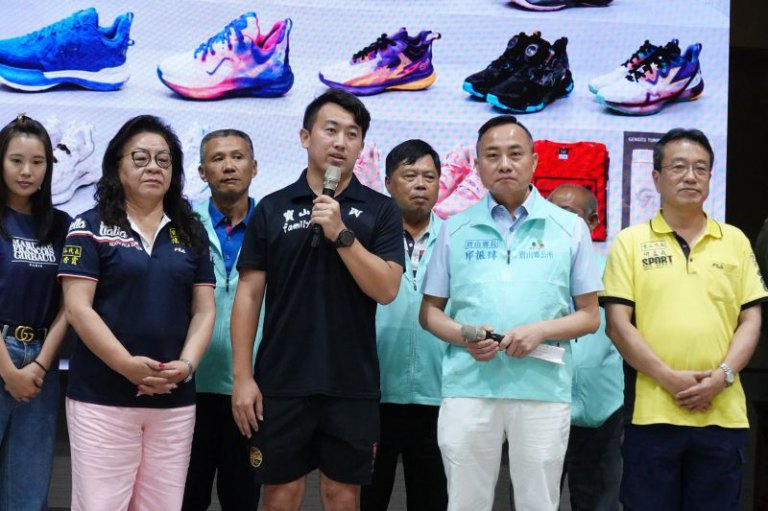 特許公關整合行銷捐贈逾70萬元愛心物資 寶山鄉長邱振瑋攜手企業關懷學子 特許公關整合行銷捐贈逾70萬元愛心物資 寶山鄉長邱振瑋攜手企業關懷學子
