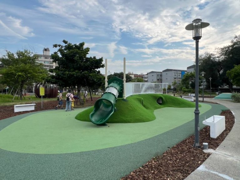 竹市米粉寮公園遊戲場改善完成、鐵道路公園新增體健設施！　高虹安市長：打造安全多元遊憩空間