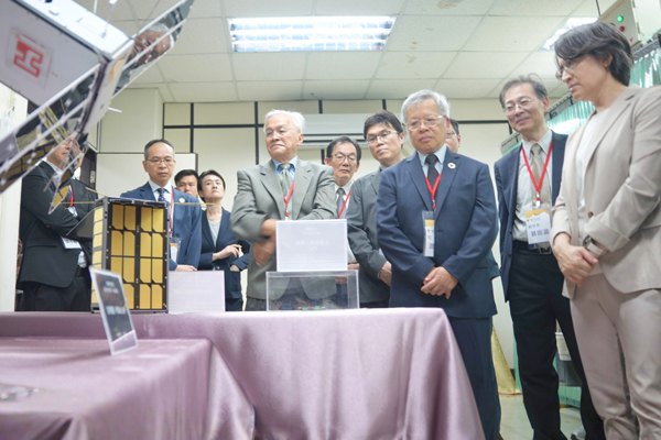 蕭美琴副總統參訪中大　了解該校太空遙測等成果