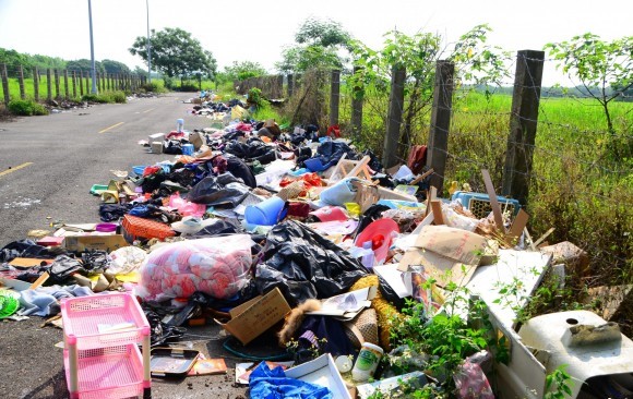 ▲ 台南高鐵站特定區遭傾倒大量廢棄物。(圖片來源／網路)