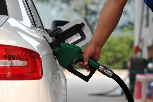 ▲ 國際原油價格下跌，中油宣布下周汽柴油各調降5角。(圖片來源／網路)
