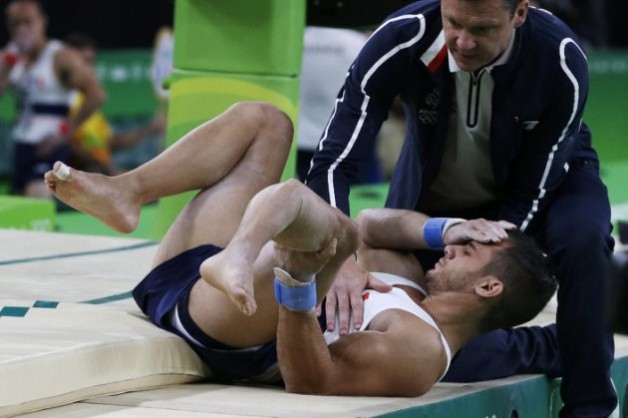 ▲ 法國體操選手賽德在男子跳馬比賽時不慎落地造成脛骨骨折斷裂。(圖片來源／網路)