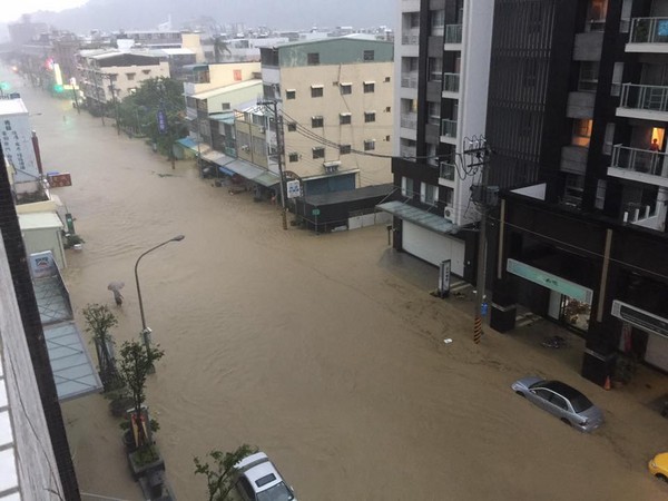 ▲ 強颱莫蘭蒂颱風造成高雄地區大淹水，市民更飽受停水之苦。(圖片來源／爆料公社)