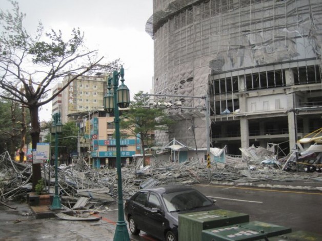 ▲ 李方艾美酒店鷹架遭颱風吹倒2人受傷。(圖片來源／聯合新聞網)