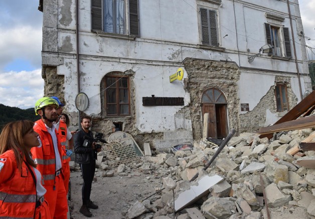 ▲ 意大利古城佩魯賈今天發生規模6.6地震 建物倒塌救援中。(圖／中央社)