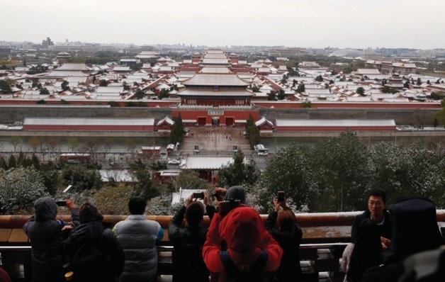 ▲ 北京初雪提早八天報到　陸空交通受影響。(圖／中新社)