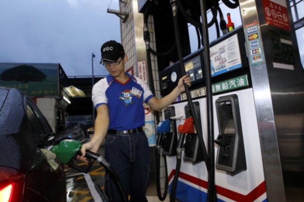▲ 漲聲響起！ 中油宣布汽、柴油明日起調漲0.4元。(圖／Apple Daily)