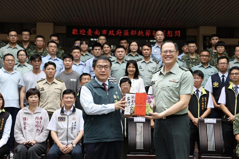 中秋慰勞國軍　黃偉哲贈慰勞金與農特產感謝官兵辛勞付出