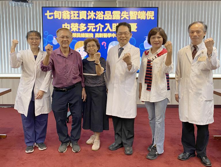 七旬翁狂買沐浴品露失智端倪 中榮多元介入助解憂 七旬翁狂買沐浴品露失智端倪 中榮多元介入助解憂