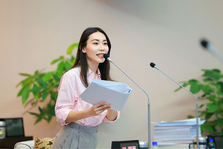 曾之婕市政總質詢　籲做好老人福利服務