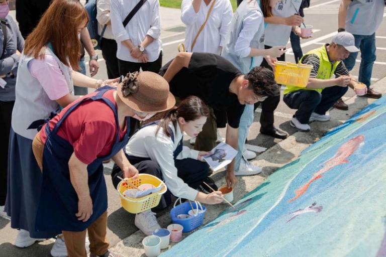 竹市那魯灣街堤防彩繪完工　180公尺藝術廊道展現阿美族遷移與文化記憶