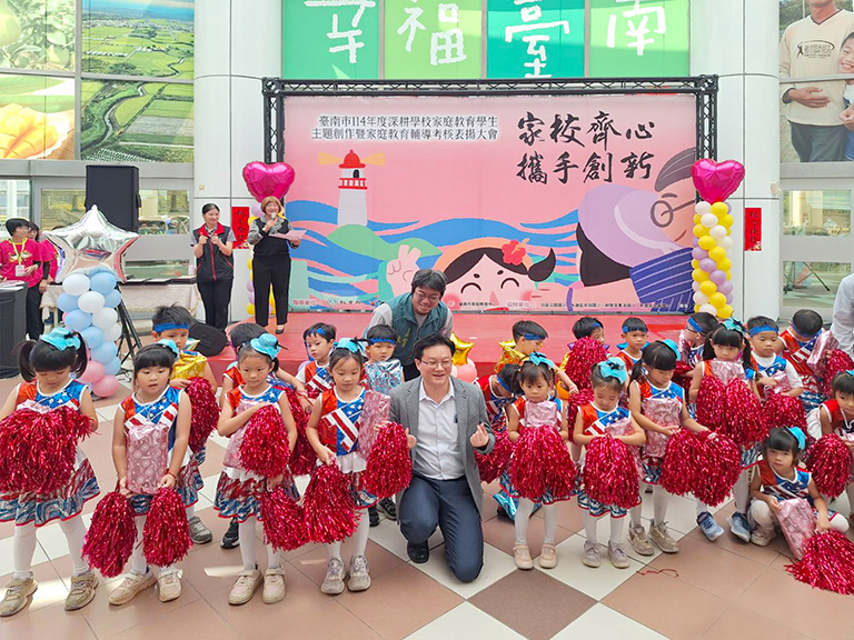 黃偉哲表揚家庭教育輔導考核特優學校　學生主題創作特優成果